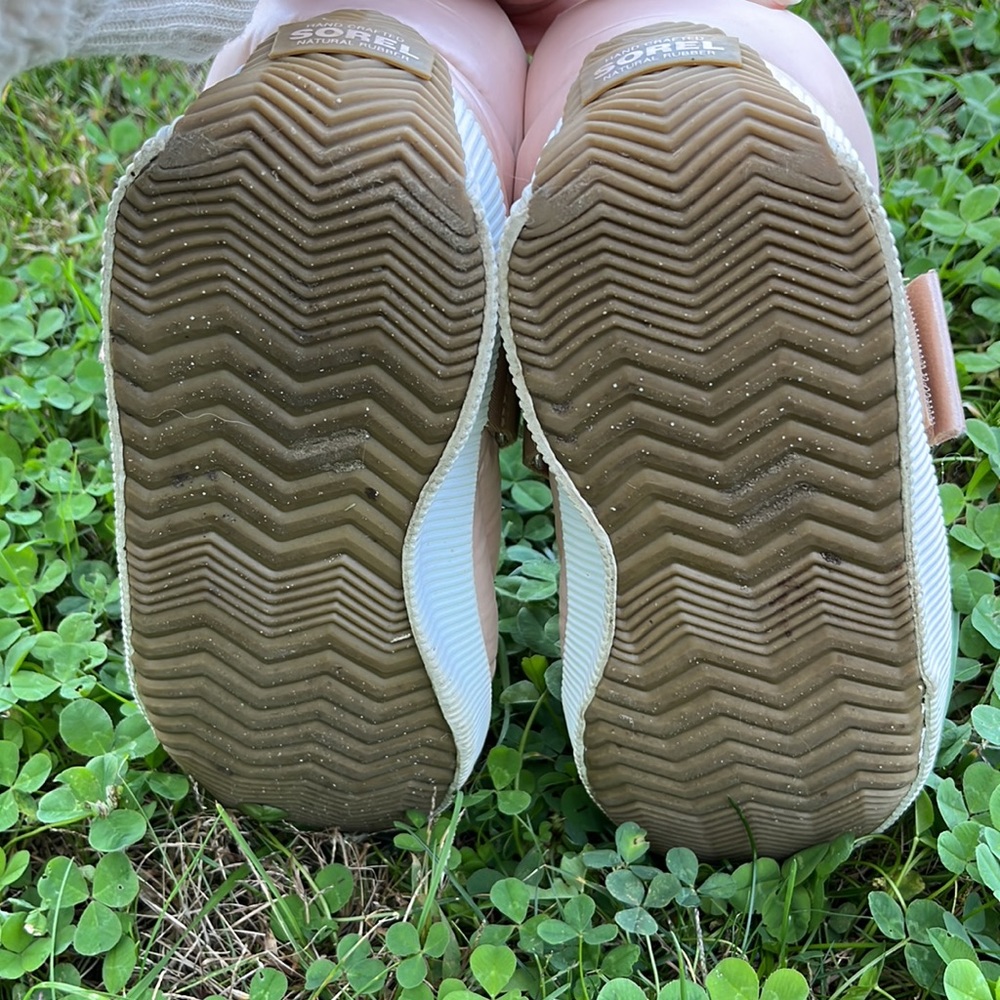 Sorel puffy “out n about” sneakers - Picture 4 of 4
